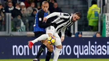 Soccer Football - Serie A - Juventus vs Inter Milan - Allianz Stadium, Turin, Italy - December 9, 2017   Juventus&rsquo; Gonzalo Higuain in action with Inter Milan&#039;s Miranda       REUTERS/Stefano Rellandini