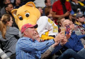 Rocky, la mascota de los Denver Nuggets, se lanza para salir en un selfie.