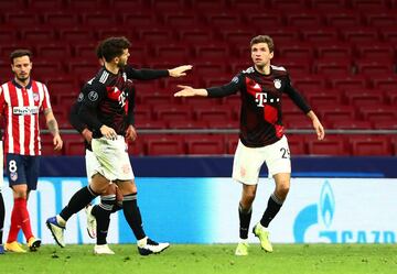 1-1. Thomas Müller celebró el primer gol que marcó de penalti.