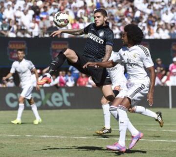 Mauro Icardi (C) y Derik Osede.