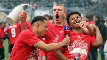 24 April 2022, Austria, Salzburg: Salzburg&#039;s Noah Arinze Okafor, Rasmus Nissen Kristensen and Karim David Adeyemi celebrate their victory after the final whistle of the Austrian Bundesliga soccer match between FC Red Bull Salzburg and FK Austria Wien