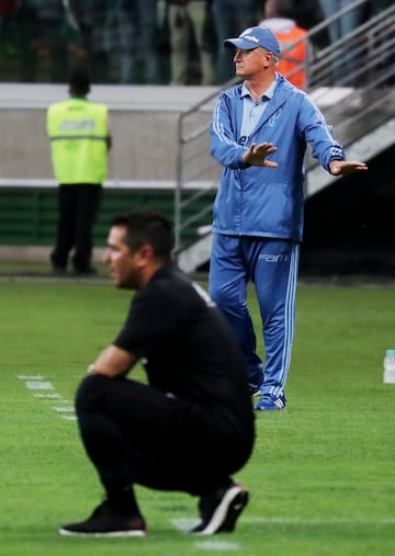 Soccer Football - Copa Libertadores - Palmeiras v Colo Colo - Allianz Parque, Sao Paulo, Brazil - October 3, 2018   Palmeiras head coach Luiz Felipe Scolari and Colo Colo coach Gualberto Jara         REUTERS/Paulo Whitaker