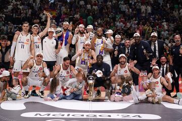 La plantilla del Real Madrid posa con el trofeo de  la Copa del Rey.