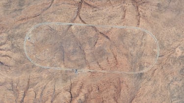 Descubren una pista de carreras que permaneció 20 años en secreto gracias a Google Earth: dentro hay otra pista