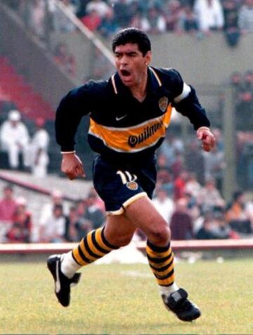 Maradona estuvo en dos épocas diferentes en Boca Juniors. La primera comprendió los años 1981 y 1982 y regresó en 1995 para retirarse allí en 1997.
La imagen corresponde a un partido el 9 de julio de 1997 contra Newell´s.