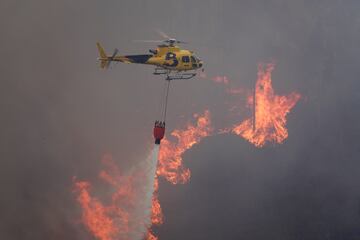 Bomberos de Asturias trabajan para extinguir las llamas en un incendio forestal en Toraño, Asturias (España). El Gobierno regional activó el pasado jueves por la noche  el Plan de Incendios Forestales del Principado de Asturias (INFOPA).