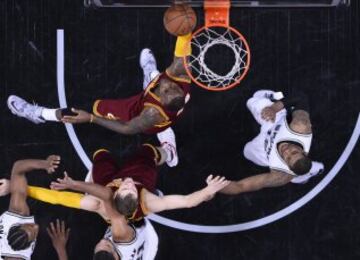 LeBron James intenta encestar.