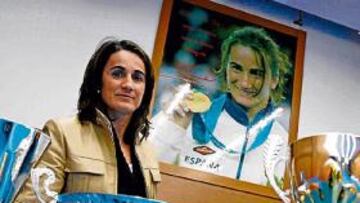 <b>EN ALICANTE. </b>Isabel Fernández posa con algunos trofeos, ayer.