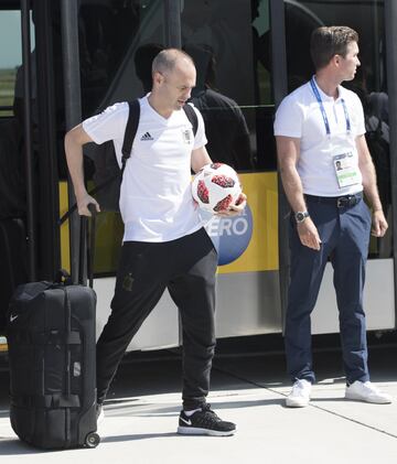 La llegada a Madrid. Andrés Iniesta bajando del autobús que transporta al equipo del avión a la terminal.