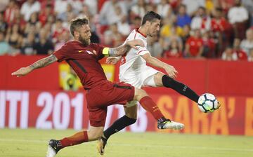 Escudero en el momento del disparo que acabó con el gol del Sevilla. 