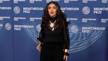 Salma Hayek posa en la alfombra roja de los 'Breakthrough Prize' 2025.