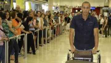 <b>LLEGÓ AYER. </b>El brasileño, tercer refuerzo rojiblanco, en Barajas.