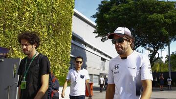 Alonso con su amigo Alberto a la llegada al circuito.