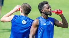 I&ntilde;aki Williams se hidrata en Lezama.