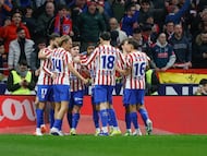 MADRID, 12/02/2026.- Los jugadores del Atlético de Madrid celebran el 1-0 conseguido durante el partido de ida de la semifinales de la Copa del Rey que Atlético de Madrid y FC Barcelona disputan este jueves en el estadio de Riyadh Air Metropolitano, en Madrid. EFE/Juanjo Martín