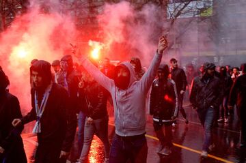 Ultras del Olympique de Marsella en las inmediaciones del estadio de San Mamés.