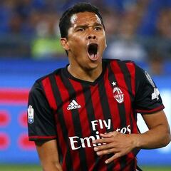 Patrick Kluivert manda un guiño a Carlos Bacca para ir al PSG