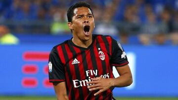 Patrick Kluivert manda un guiño a Carlos Bacca para ir al PSG