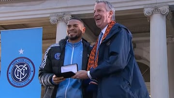 Alexander Callens recibiendo de manos de Bill de Blasio las llaves de la ciudad