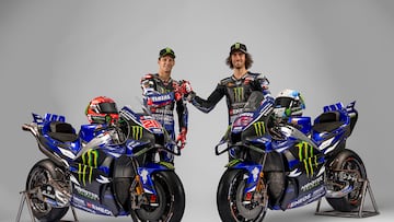 Fabio Quartararo y Álex Rins posan junto a las nuevas Yamaha.