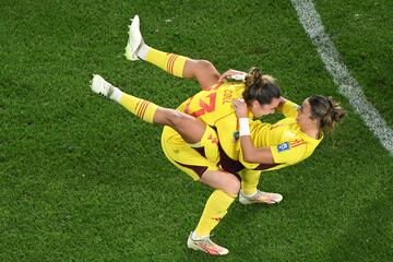 Las porteras españolas Cata Coll y Misa Rodríguez celebran felices el primer Mundial Femenino para España. 