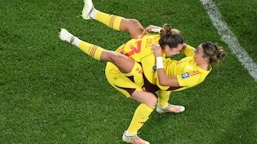 Las porteras españolas Cata Coll y Misa Rodríguez celebran felices el primer Mundial Femenino para España. 