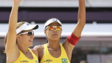 Las brasile&ntilde;as Juliana Silva y Larissa Franca celebran su victoria.