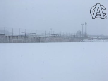 La nieve tiñe de blanco los estadios del fútbol español