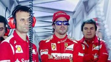 <b>CARAS MUY SERIAS. </b>En el box de Ferrari, con Fernando Alonso a la cabeza, no se veía con mucho optimismo la calificación para la carrera de hoy en Shanghai.