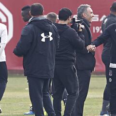 Espina se deshace de los líderes