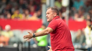 MEX00. CIUDAD DE MÉXICO (MÉXICO), 11/02/2023.- El entrenador de Necaxa, Andrés Lillini, dirige a su equipo ante América hoy, durante un partido de la jornada seis del Torneo Clausura del fútbol mexicano realizado en el Estadio Azteca de la Ciudad de México. EFE/José Méndez