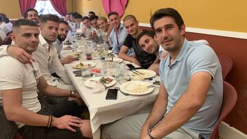 La plantilla del Cádiz brinda por el playoff en la Feria de Jerez