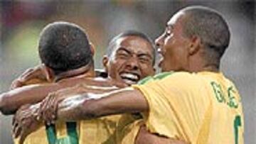 <b>PAREJAS Y TRÍOS</B>. Brasil contó con un doble pivote formado por Kléberson y Gilberto Silva y tuvo a Ronaldo (a la izquierda en la imagen) que fue el mejor jugador y el más decisivo de esta Copa del Mundo.