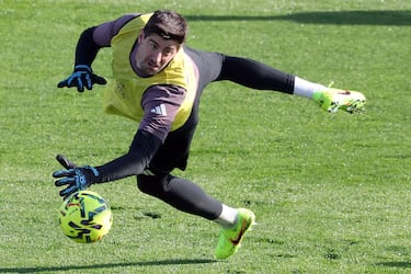Thibaut Courtois durante el entrenamiento a puertas abiertas del Real Madrid.