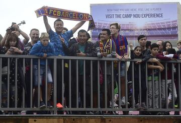Un grupo de aficionados esperan en las puertas del recinto del Camp Nou.