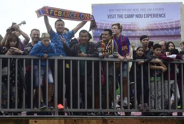 Un grupo de aficionados esperan en las puertas del recinto del Camp Nou. 