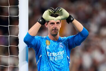 Thibaut Courtois manda un 'corazón' a sus seres queridos presentes en la grada.