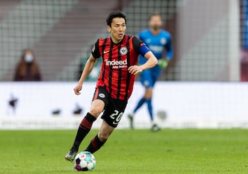 Aunque el veterano defensor japonés ha ido perdiendo importancia en los onces titulares del conjunto alemán (17 titularidades en 26 partidos esta temporada), Makoto Hasebe puso la guinda a su octavo curso en el Eintracht de Frankfurt proclamándose campeón de la Europa League 2021/2022. Con 38 años, contrato hasta 2023 y a las puertas del Mundial de Qatar 2022, el nipón no ha dicho su última palabra en el fútbol profesional.