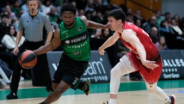 BADALONA (BARCELONA), 09/03/2024.- El base dominicano del Joventut Andrés Feliz (i) intenta superar a Dani Pérez, del BAXI Manresa, durante el partido de Liga ACB que Joventut de Badalona y BAXI Manresa disputan hoy sábado en el Olimpic de Badalona. EFE/Alejandro García
