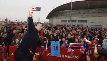 Gabi inauguró la exposición que el Atlético ha colocado en la fan zone noroeste, frente a la puerta 30 del Wanda Metropolitano antes del partido contra el Espanyol 