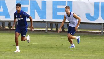 Ares, a la izquierda, y Marí, durante el entrenamiento de ayer.