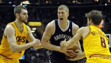 Mason Plumlee entre Tyler Zeller y Matthew Dellavedova.