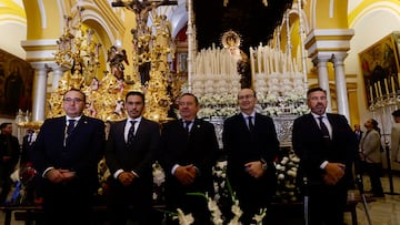 Del Nido, el segundo por la izquierda, durante la ofrenda en San Benito.