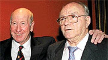 <B>VIEJOS CONOCIDOS.</b> Charlton y Di Stéfano, protagonistas de una época dorada del fútbol europeo.