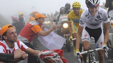 Andy Schleck y Alberto Contador ruedan en la subida final al Tourmalet en el Tour de Francia 2010.