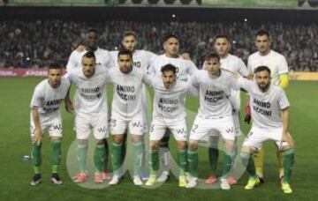El once inicial del Betis. De pie: N'Diaye, Germán Alejo, Juan Manuel, Bruno y Adán. Agachados: Rubén Castro, Kadir, Petros, Cejudo, Fabián y Molinero.
