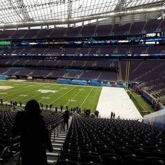 Where will the Chiefs and Buccaneers play if they have to relocate because of Hurricane Ian?