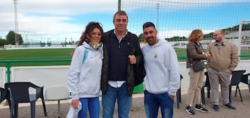 Miembros de la peña Madridista VETERANOS VLC con Sanchis antes del partido de fútbol entre los veteranos del Alberic y el Real Madrid como homenaje a Manolo Sanchis en el  Estadio Municipal de Alberic  que a partir de ahora llevará el nombre de Manolo Sanchis.