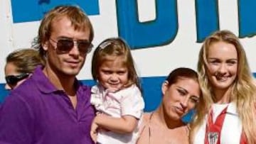 <b>RELAJADO</b>. Yeste, con su hija en brazos, y una de las artistas del circo, que ayer tuvo función rojiblanca.