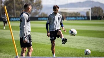 Brais Méndez golpea el balón en presencia de Iago Aspas durante un entrenamiento.